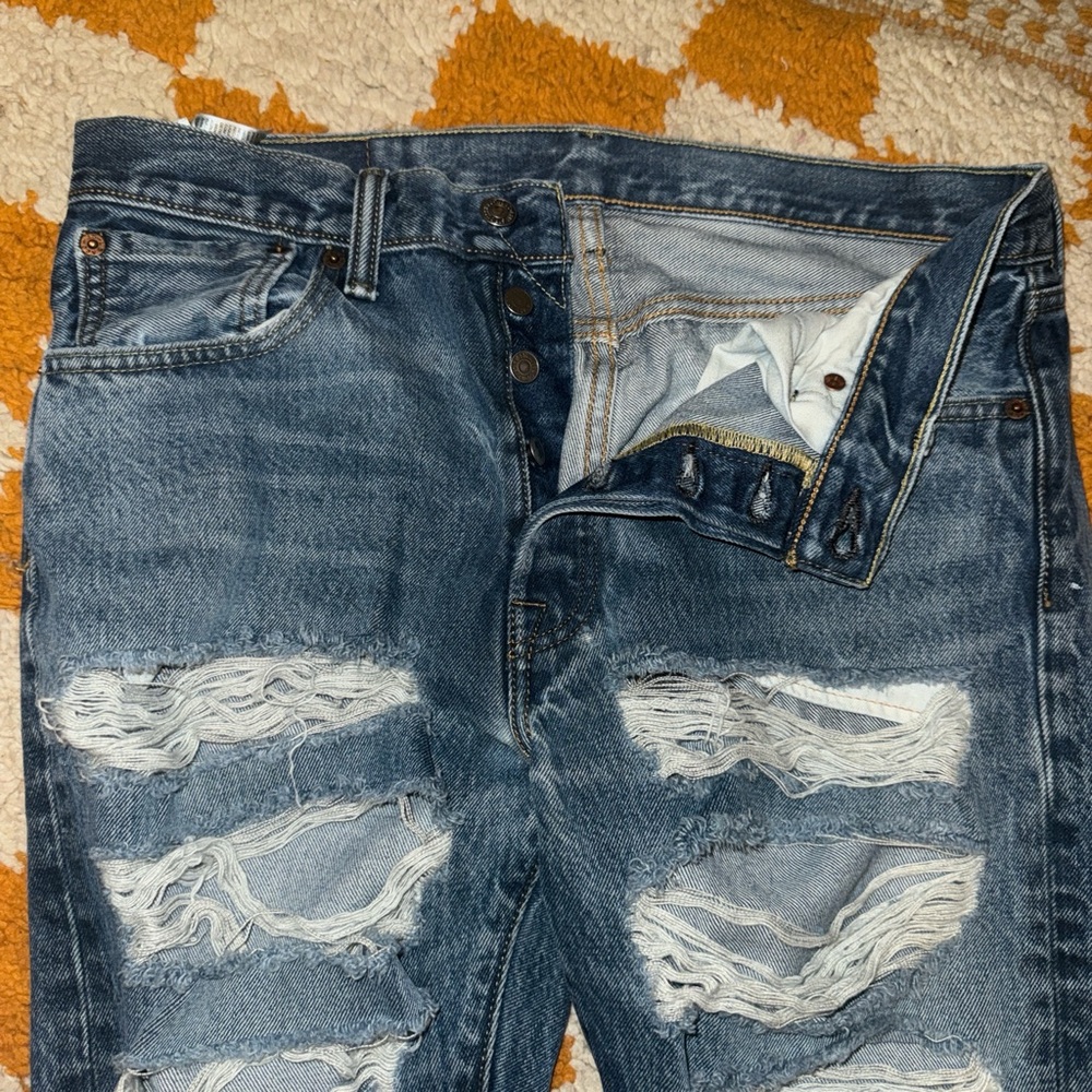 Distressed Levi Renewal Jeans! never worn! Size medium - Picture 6 of 7